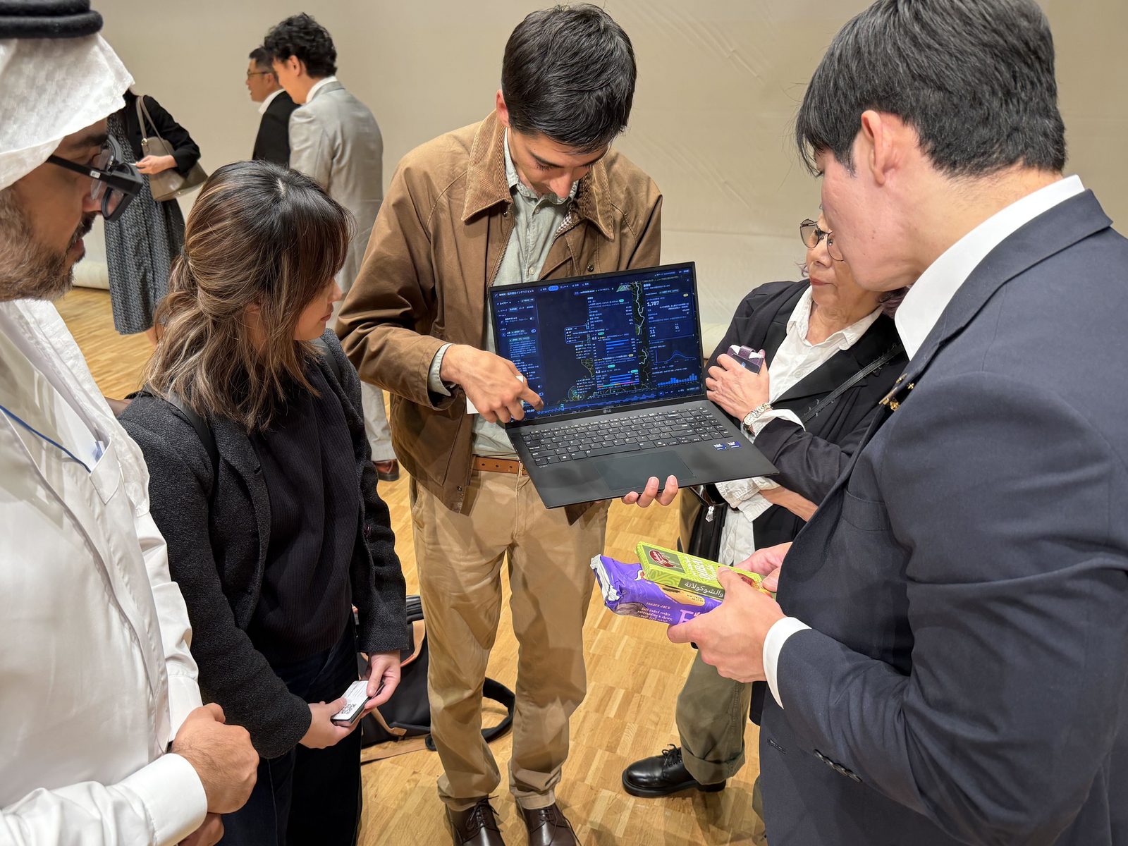 Amil Khanzada showing the Fukui tourism dashboard to Governor Ishida